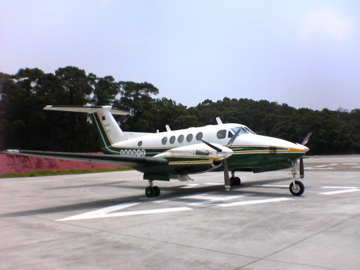 03 載著精密航空攝影機的 「 Beech-200 」飛機，時常與老天爺搶時間起飛服役