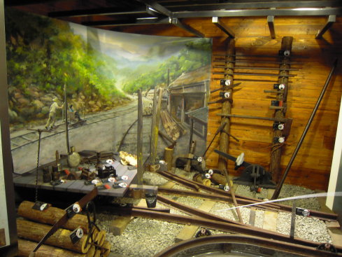 03 地下 1 樓文物展區，以模擬實境方式展示手工具等文物，提供遊客實境體驗感 