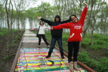 完成彩繪之無障礙步道，在生意盎然之林間充滿童趣