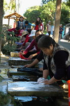 社區媽媽在洗衫亭洗衣，潺潺活水，帶來了社區全新的生命力