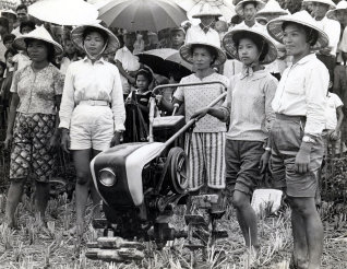 政府曾舉辦多次女性駕駛耕耘機示範賽 