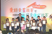 01 胡副主委與得獎小朋友合影 
