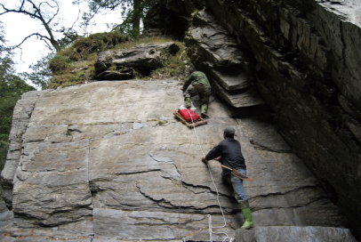 森林資源調查隊辛苦攀岩橫越峭壁 