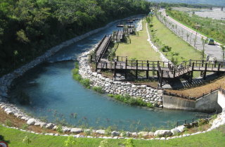 池上圳導水路生態工法試辦工程（ 97 年度），周邊護岸以現地塊石疊砌而成，營造多孔隙環境。（臺東農田水利會提供） 