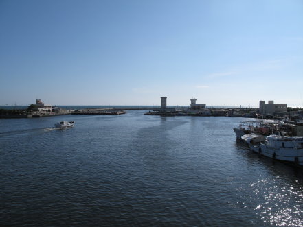 01 蚵仔寮漁港有著讓人心情舒緩的景緻 