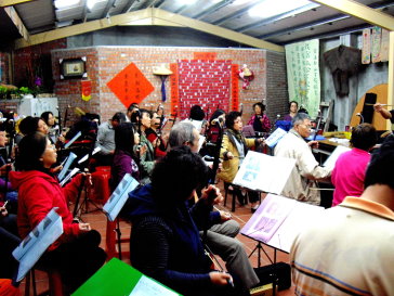 社區居民利用每週二、五、六晚上齊聚農夫學堂研習藝能。 