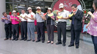 農委會陳主任委員（左 5 ）蒞臨 101 年臺灣西瓜節活動，品嚐當季西瓜。 