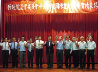 陳主任委員保基與得獎團隊受獎代表合影（葉元純 攝）