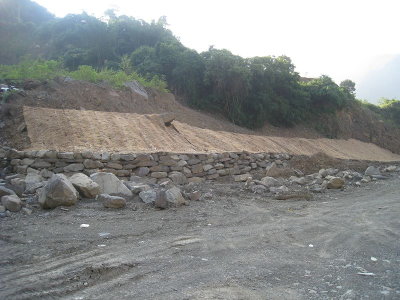 圖 1 塔羅留溪坡面基礎回填及配合保護措施 