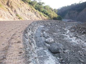 圖 2 埔頭溪清疏工程回填配合保護措施