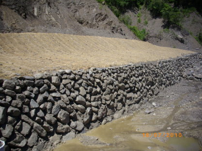 圖 3 建山一號橋野溪上游右岸回填配合保護措施 