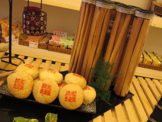 牛蒡多元化產品－牛蒡餅、牛蒡茶包、生鮮盒裝牛蒡（陳建行提供）