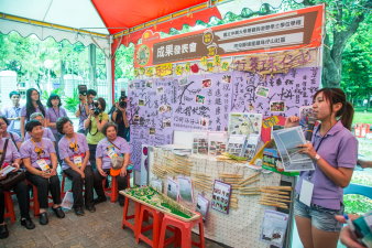 中興大學景憩學程團隊完成社區榮松園牆面綠地規劃的模型 