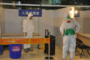 雲林縣家畜疾病防治所待提領走私之禽鳥及裝載容具，押運至焚化爐銷燬，並由高雄市動物保護處人員進行消毒作業 
