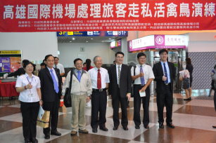 防檢局高雄分局機場檢疫站張秀燕主任（左1）、中華民國獸醫師公會全國聯合會郭丑哲理事長（左2）、防檢局黃國青副局長（左3）、中興大學謝快樂榮譽教授（中）、防檢局高雄分局謝耀清分局長（右3）、臺南市獸醫師公會陳培中理事長（右2）、屏東科技大學獸醫系吳弘毅助理教授（右1）於會後合影