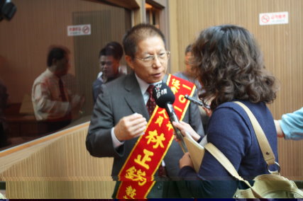 媒體記者競相採訪優秀農業人員得獎者並報導其優良事蹟 