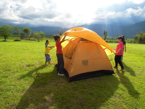 學習搭設帳篷的技巧與規劃營地的方法（劉奕良攝） 