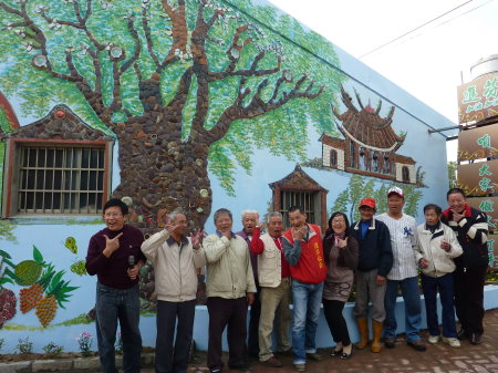 彰化縣芬園鄉進芳社區在培根計畫的核心班實作課程裡，成功凝聚社區老少的心，完成的不只是一面創意拼貼牆，而是一株改變人心的再生樹