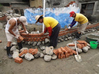 社區志工一磚一磚的摸索砌出一道美麗的矮牆