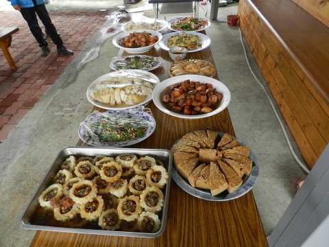 瑞源社區媽媽提供的豐盛客家風味餐令人垂涎 