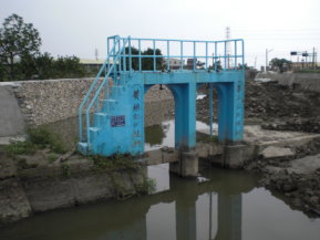 圖 2 易淹水計畫 102 年宜蘭黃德記制水閘改善前（左）及完成後（右） 