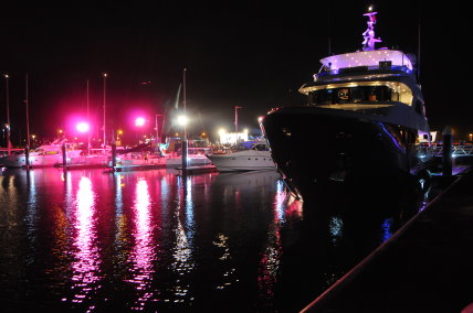 遊艇碼頭首泊晚會」