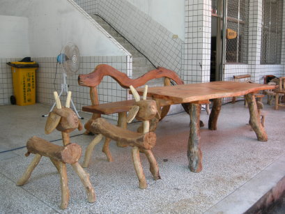 利用漂流木創作藝術家具