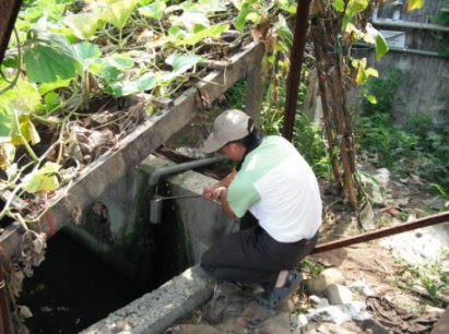 圖 3 輔導畜牧場妥善處理廢水（上）及現場放流水採樣（下）照片 