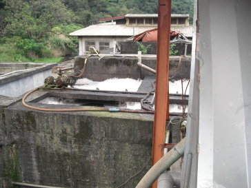 圖 3 輔導畜牧場妥善處理廢水（上）及現場放流水採樣（下）照片 