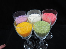 以米粒表面處理技術製作之彩色米（左）及烹煮（右）後之彩色飯 