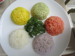 以米粒表面處理技術製作之彩色米（左）及烹煮（右）後之彩色飯 