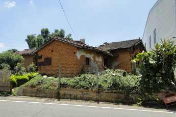 原本雜草叢生的古厝周邊 原本雜草叢生的古厝周邊