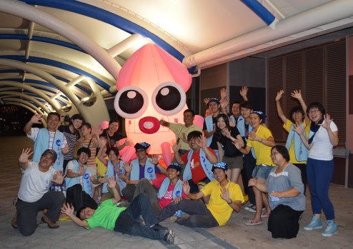 海洋大學創新創業育成平台工作團隊今年也加入鎖管季活動，為遊客進行漁業文化及影像解說，共同積極推廣鎖管漁業文化