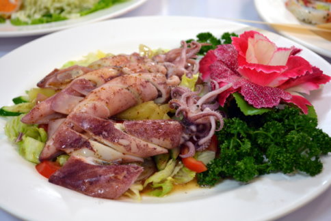 喜愛海洋美食的老饕，也千萬別錯過在地美食－鎖管海鮮料理 