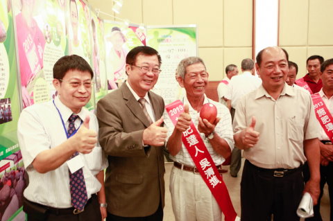 陳主任委員(左 2 )參觀施肥達人得獎事蹟 陳主任委員(左 2 )參觀施肥達人得獎事蹟