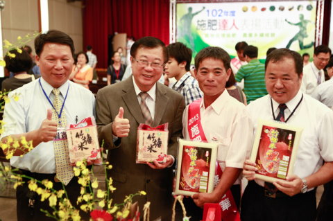 陳主任委員(左 2 )與得獎農民合影 陳主任委員(左 2 )與得獎農民合影