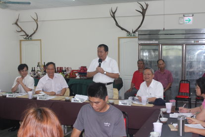 臺中區農業改良場張致盛場長（左 3 ）與水保局林長立副局長（左 2 ）一同關心西斗社區跨域合作計畫 