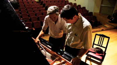 蔡順強理事長指導陳文彬先生調音 