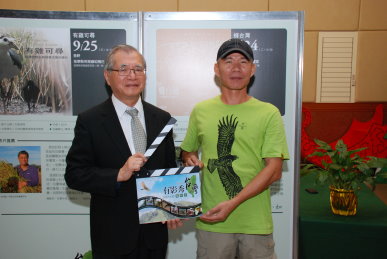林務局李桃生局長（左）與首映片「蜂台灣」導演李偉傑先生（右）合影 