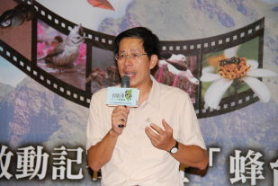 作家張曉風女士（左）與劉克襄先生（右）擔任影展推薦人親自出席 2013 生態影節致詞 