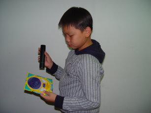 利用星座盤比對當時的星空即可觀星 