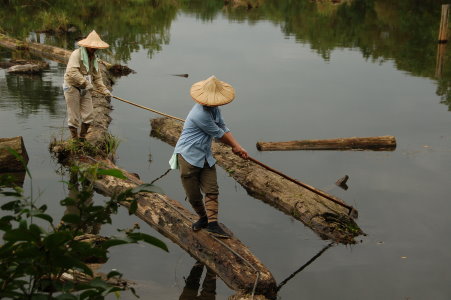 以實境秀的方式讓民眾了解 50 年代的林場工作與舊時代的聚落生活,進而了解林業已從過去的伐木事業轉型為今日的自然資源管理 以實境秀的方式讓民眾了解 50 年代的林場工作與舊時代的聚落生活,進而了解林業已從過去的伐木事業轉型為今日的自然資源管理
