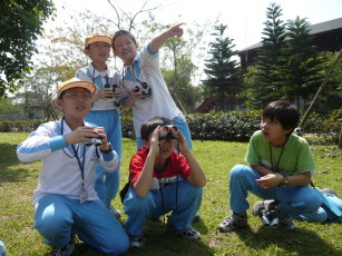 練習使用望遠鏡觀察遠方的動物和植物 練習使用望遠鏡觀察遠方的動物和植物