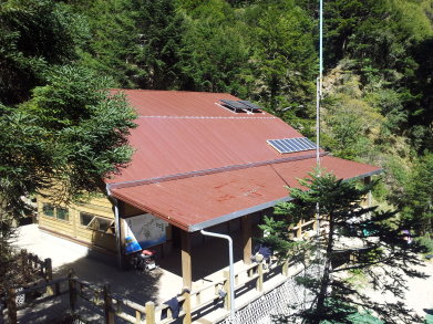 向陽山屋（左）與嘉明湖避難山屋（右） 