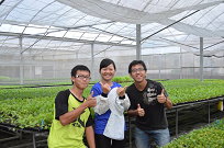 到農場參加見習的吳承義（右）與同學 