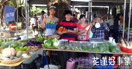伍佰戶有機農場與阿春有機農場，在市集的攤位，從左到右為：伍佰戶農場的志工、我、阿春農場的姊姊、伍佰戶農場的姐姐 