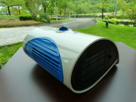 複合式竹活性碳空氣清淨機（左）和竹炭貓砂（右）