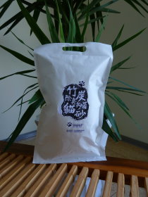 複合式竹活性碳空氣清淨機（左）和竹炭貓砂（右）