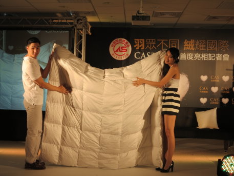 首批有 CAS 標章之國產羽絨被（中央畜產會陳雨馨 攝） 