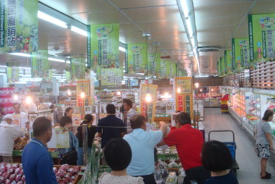 花蓮市農會農民直銷站賣場明亮，消費環境舒適 